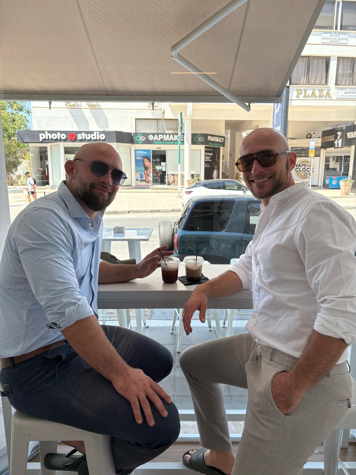 Florian und Michael in einem Café auf Zypern